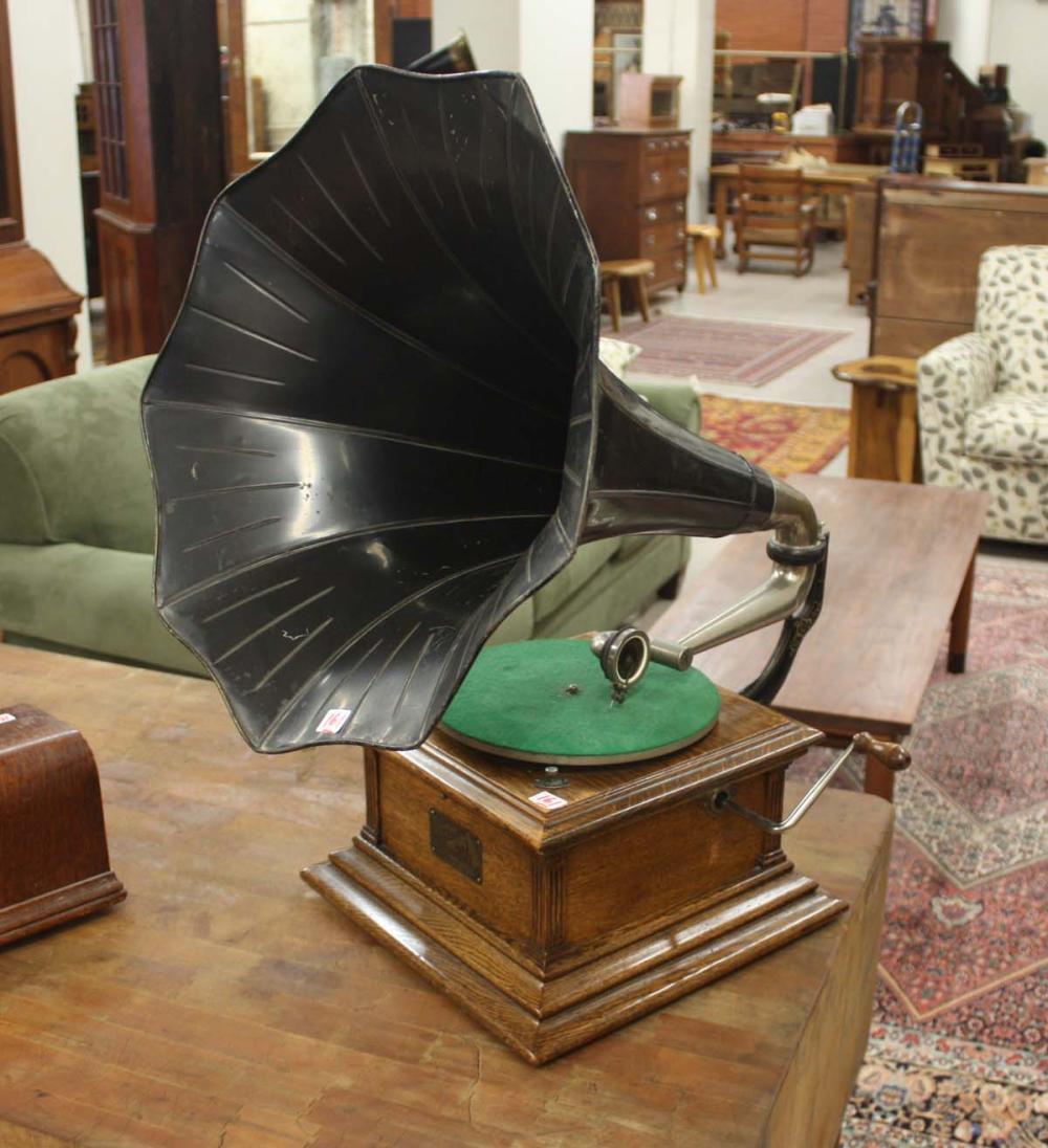 VICTOR DISK PHONOGRAPH WITH HORN,