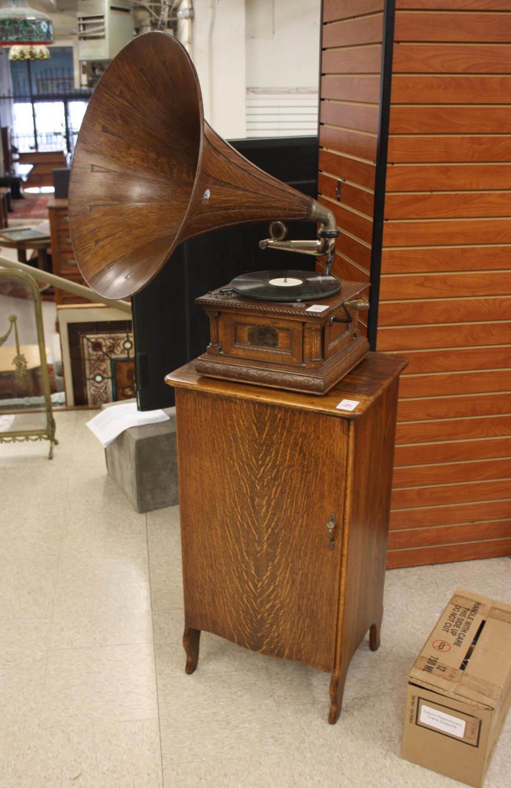 VICTOR DISK PHONOGRAPH W/OAK HORN AND