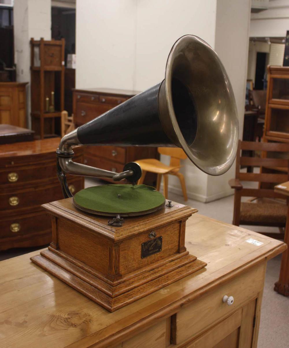 VICTOR DISC PHONOGRAPH WITH HORN  314c0b