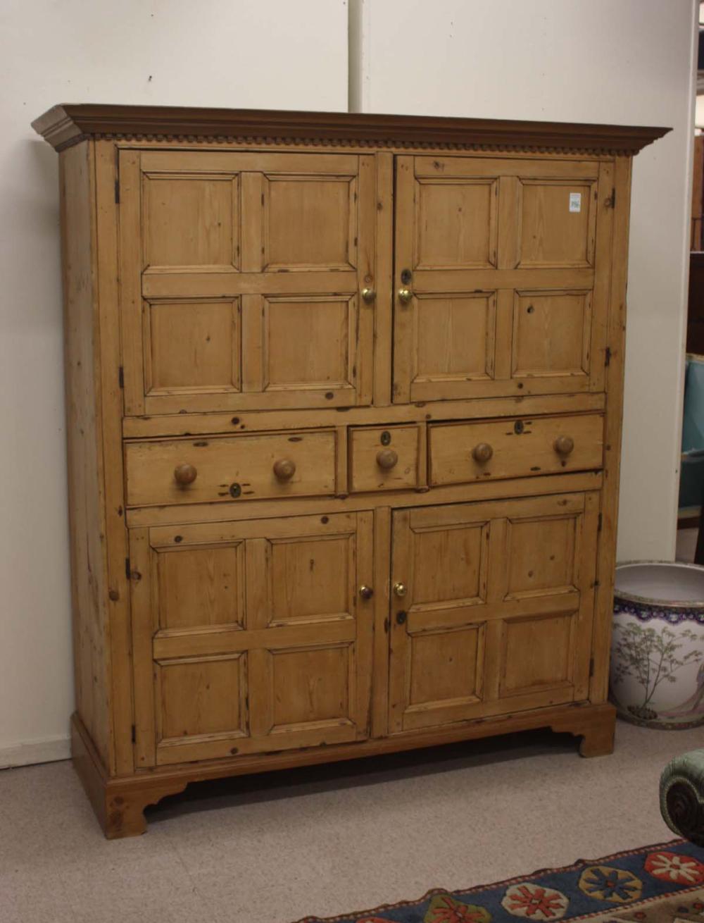 A LARGE PINE CABINET ENGLISH  314c6b