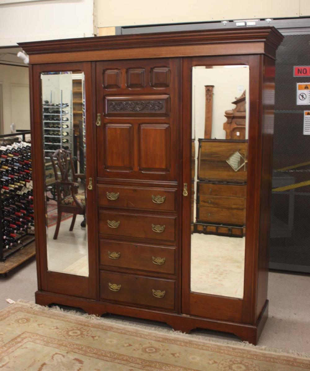 LARGE VICTORIAN MAHOGANY WARDROBE  314cb1