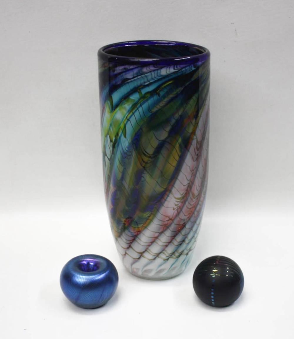 THREE CONTEMPORARY ART GLASS VESSELS  314d75