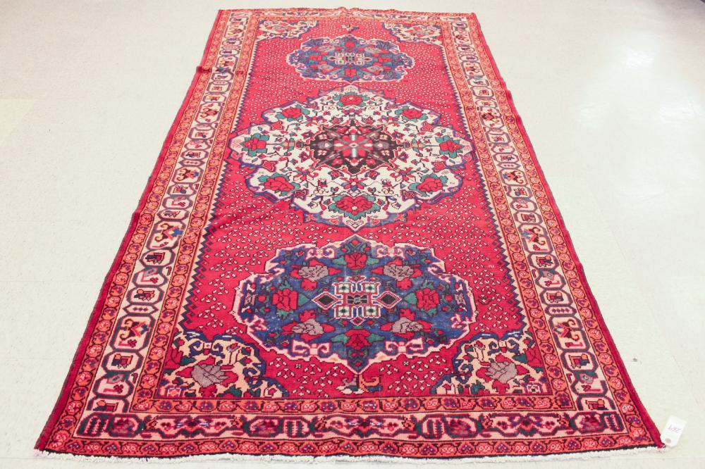 HAND KNOTTED PERSIAN RUG FEATURING 314e9f