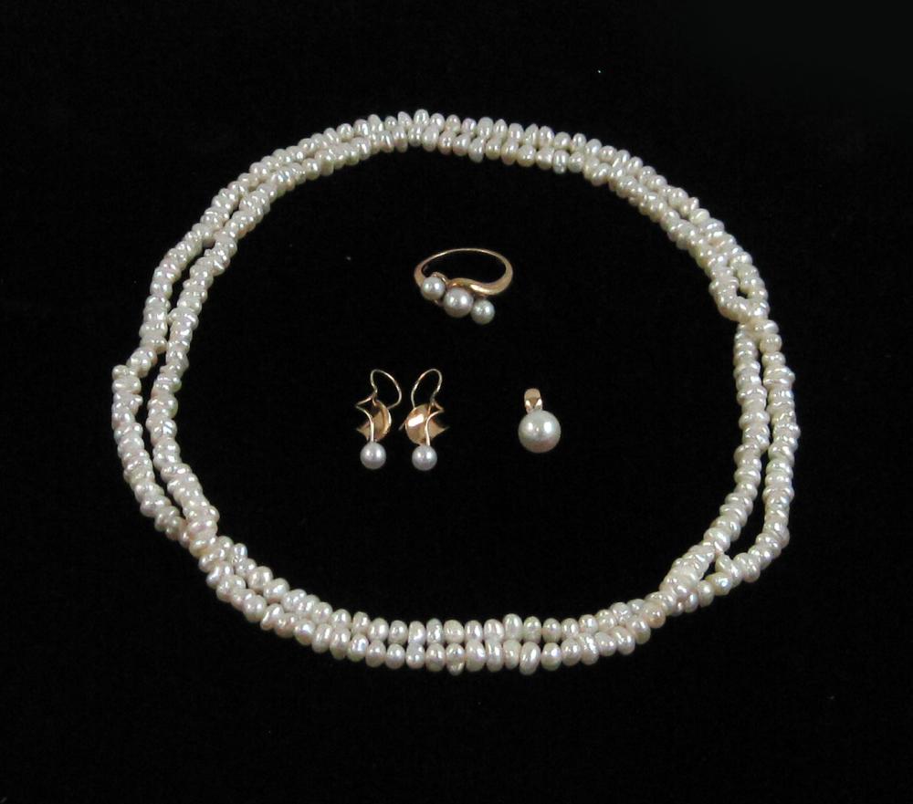 FOUR ARTICLES OF WHITE PEARL JEWELRY  3150e5