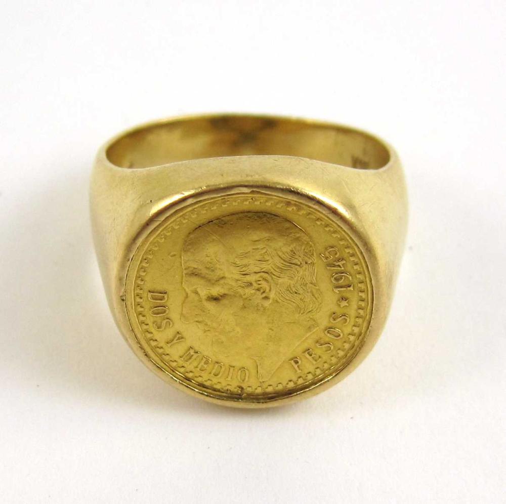 GOLD COIN RING, AN 18K YELLOW GOLD