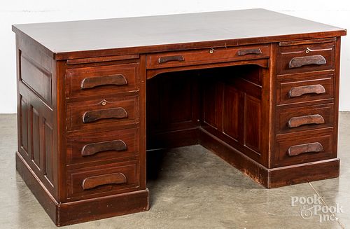 MAHOGANY DESK, EARLY 20TH C.Mahogany