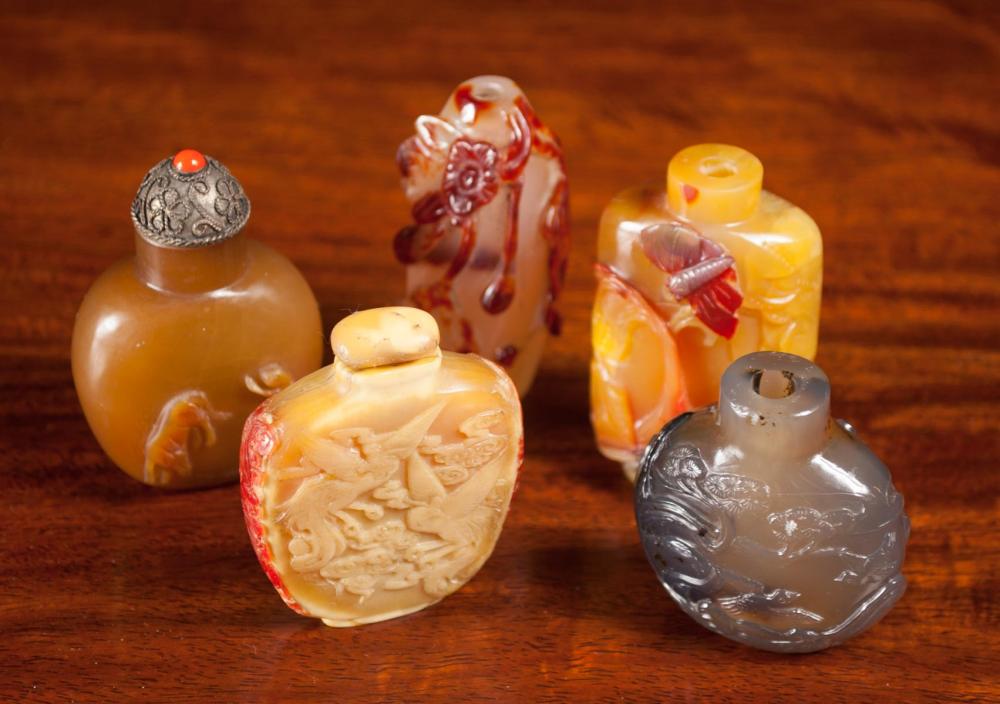 FIVE CHINESE HARDSTONE SNUFF BOTTLES,