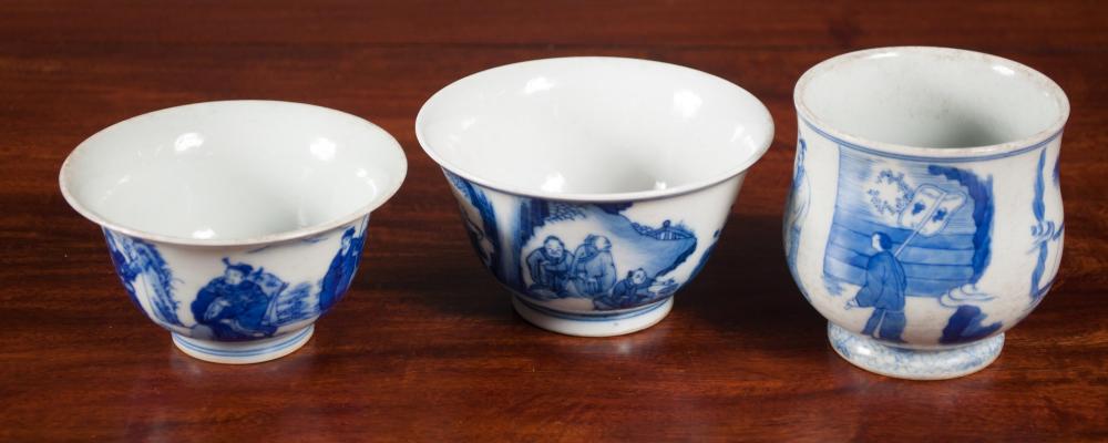 THREE CHINESE BLUE AND WHITE PORCELAIN 31586f