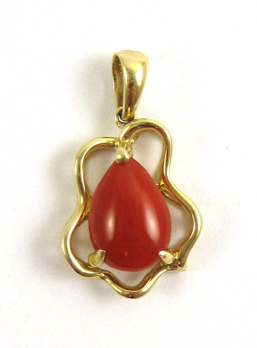 CORAL AND FOURTEEN KARAT GOLD PENDANT  31589f