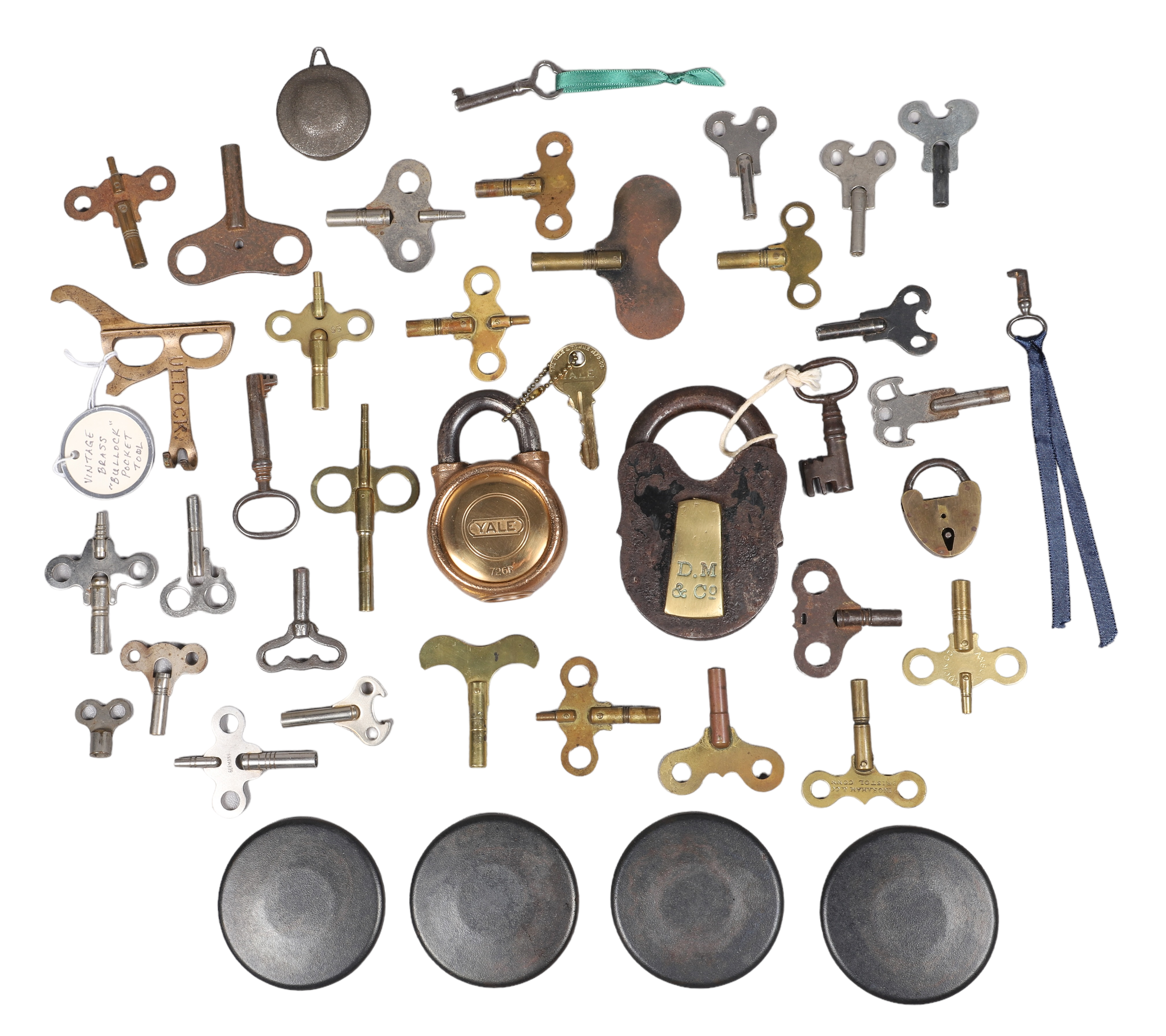 Lot of keys (mostly clock keys),