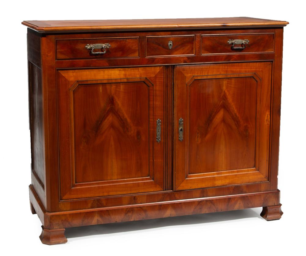 FRENCH PROVINCIAL FRUITWOOD BUFFETFrench 3181bb