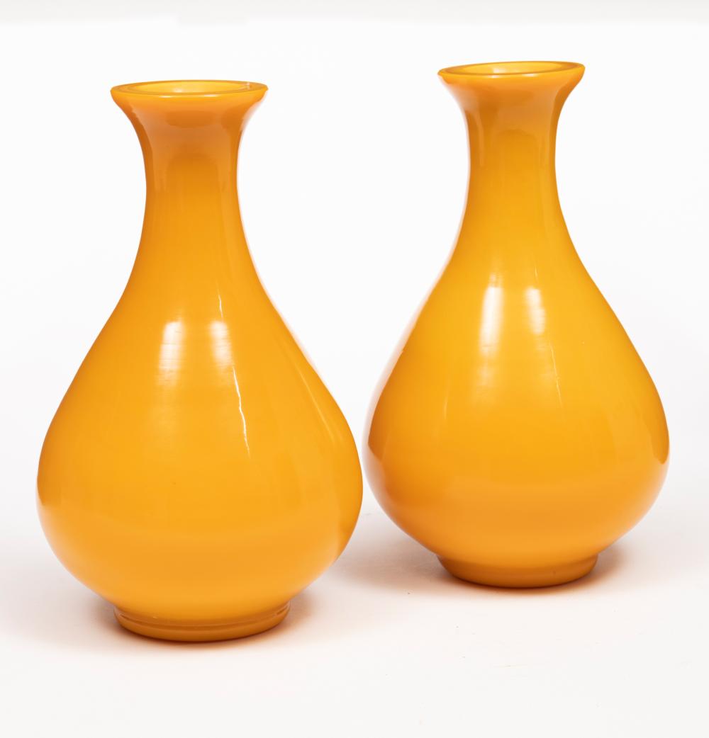 CHINESE YELLOW PEKING GLASS BOTTLE