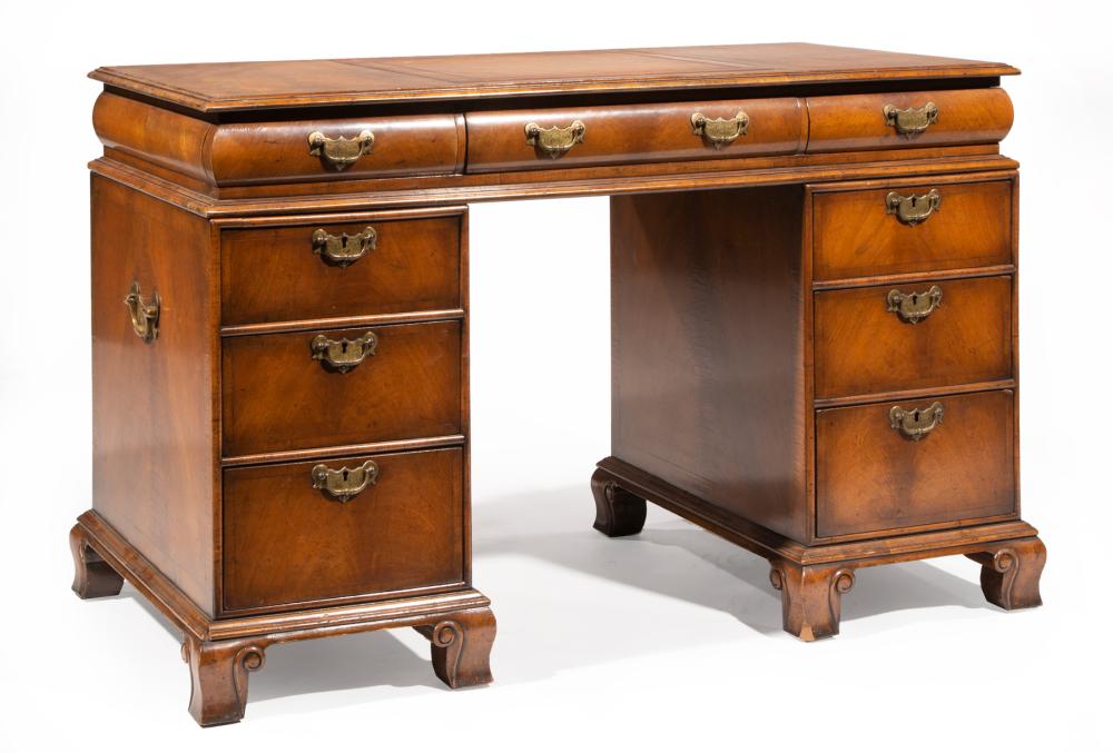 ENGLISH WALNUT PEDESTAL DESKEnglish