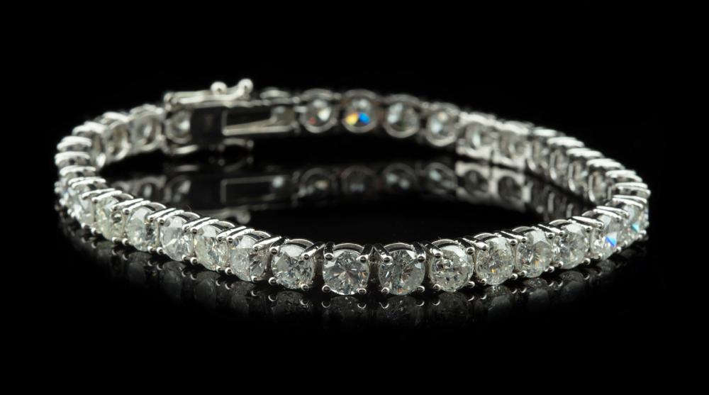 14 KT. WHITE GOLD AND DIAMOND TENNIS