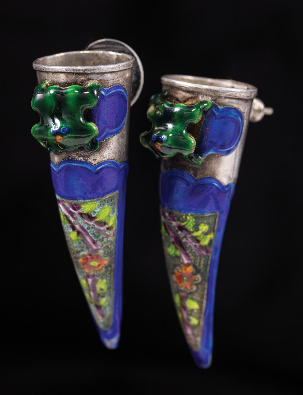 PAIR OF CHINESE SILVER AND ENAMEL 318baf