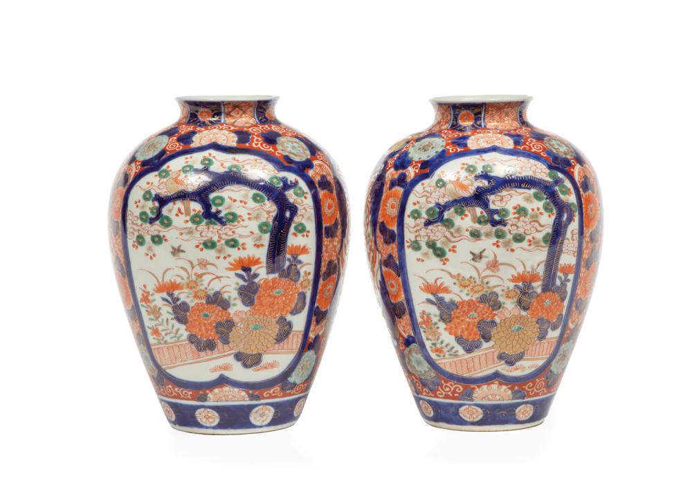 PAIR OF JAPANESE IMARI PORCELAIN