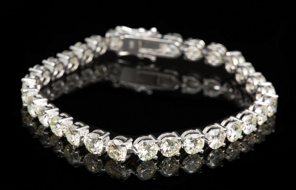 14 KT. WHITE GOLD AND DIAMOND TENNIS