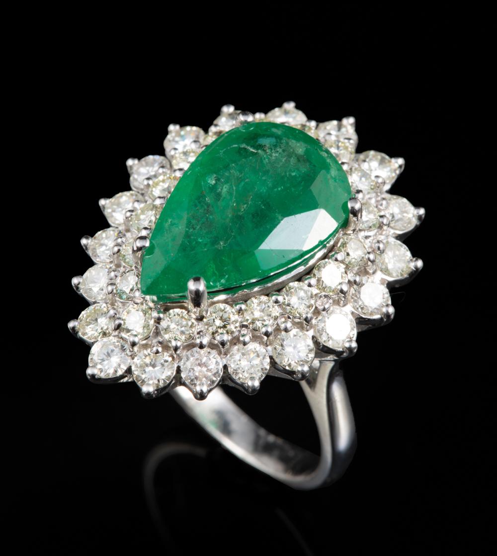 18 KT WHITE GOLD EMERALD AND 318f2b