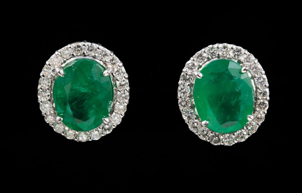 18 KT WHITE GOLD EMERALD AND 318f2c
