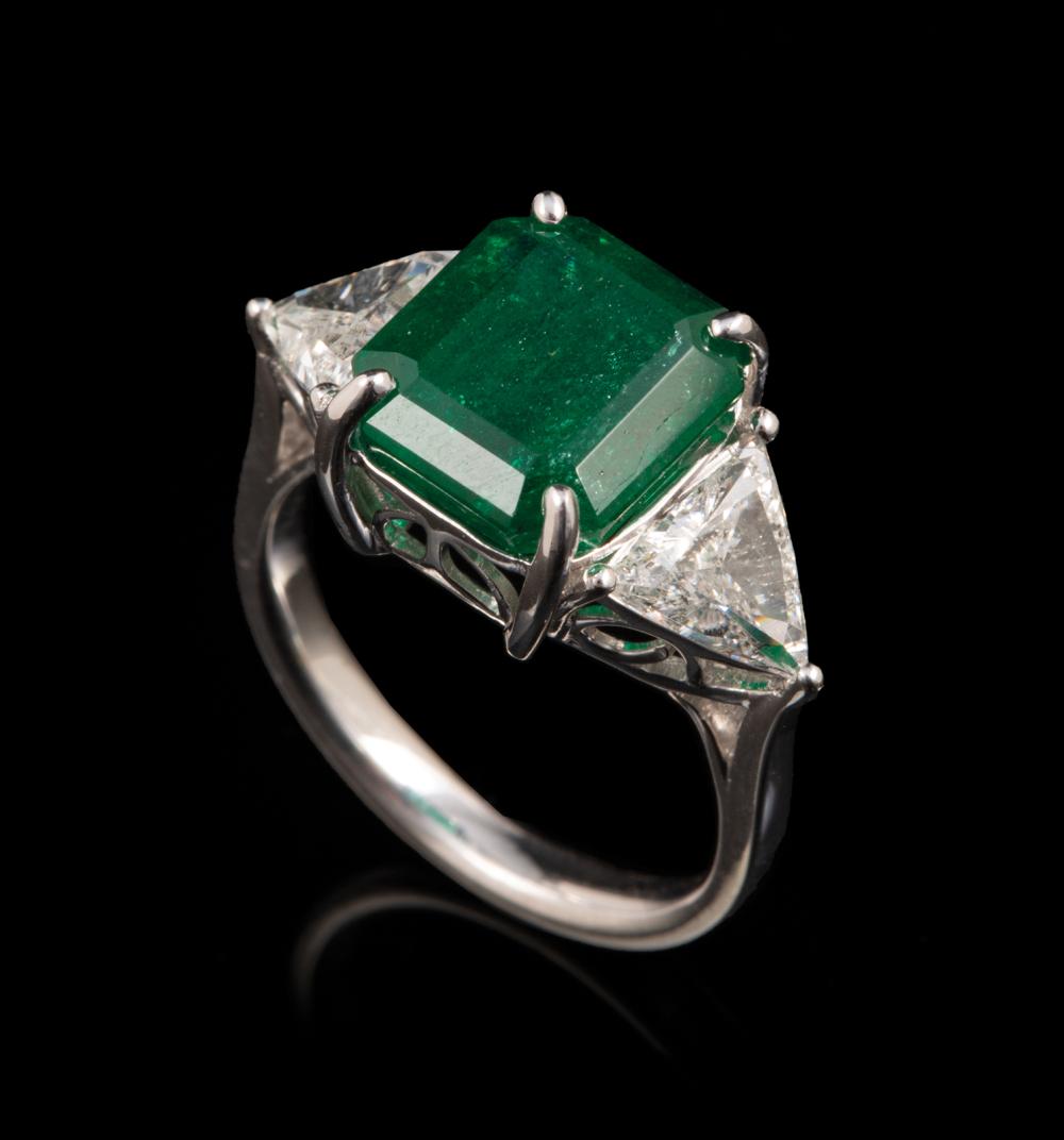 18 KT WHITE GOLD EMERALD AND 318f28