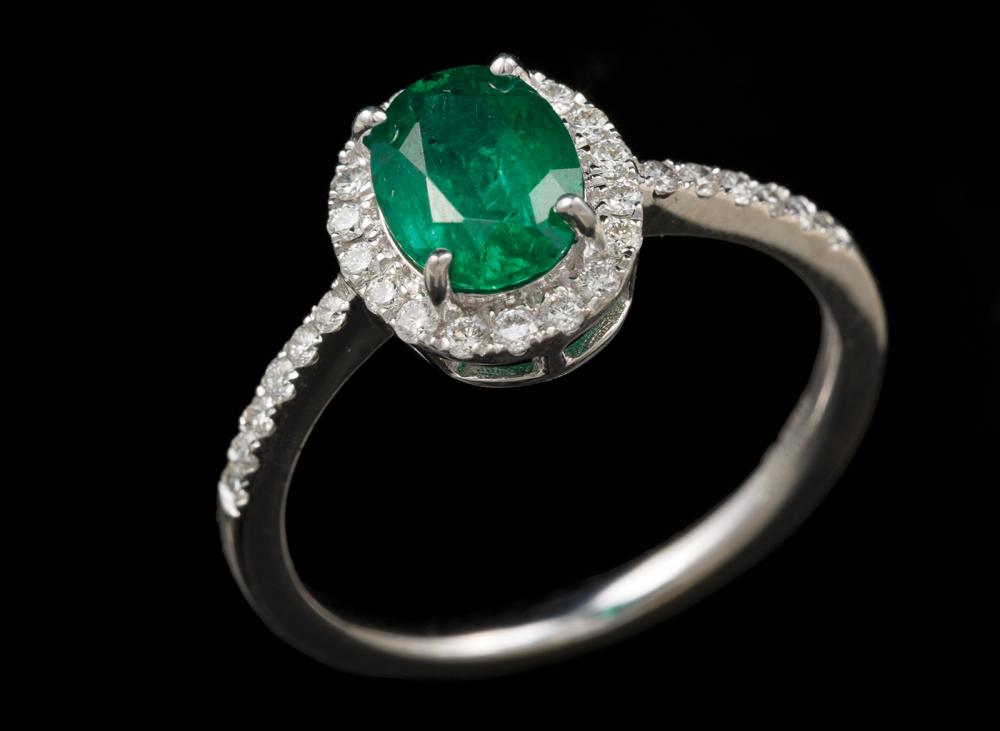 18 KT. WHITE GOLD, EMERALD AND