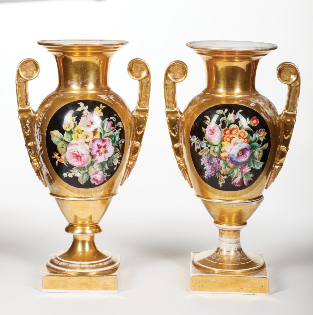 PARIS GILT AND POLYCHROME PORCELAIN 319574