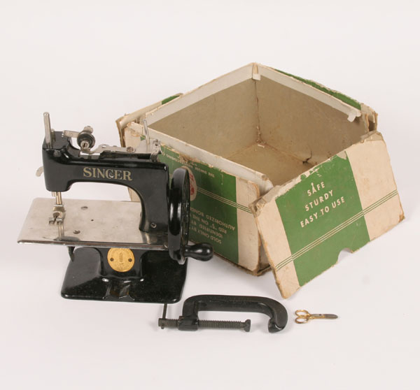 Singer toy sewing machine Model 4f560