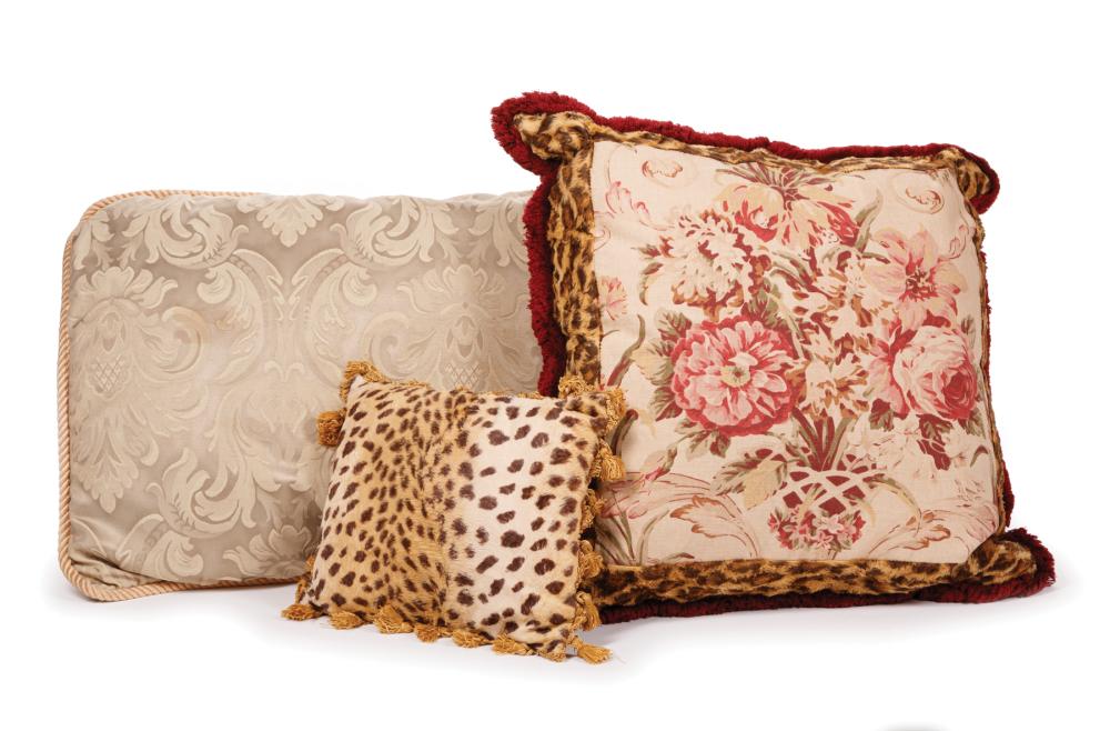 GROUP OF DECORATIVE PILLOWSGroup 3195f7