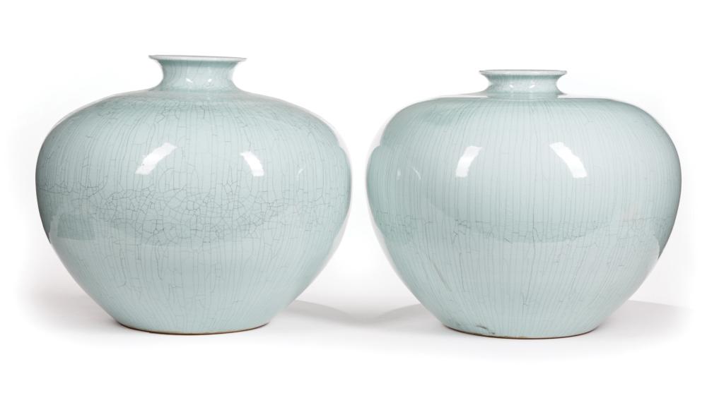 CHINESE GUAN-STYLE PORCELAIN GLOBULAR