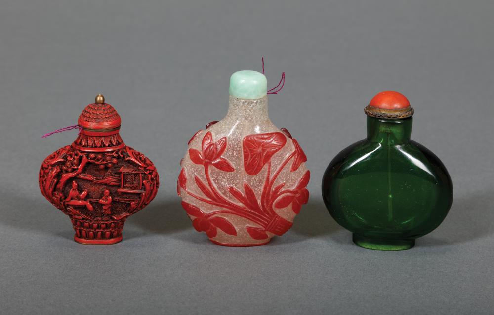 TWO CHINESE GLASS SNUFF BOTTLESTwo Chinese