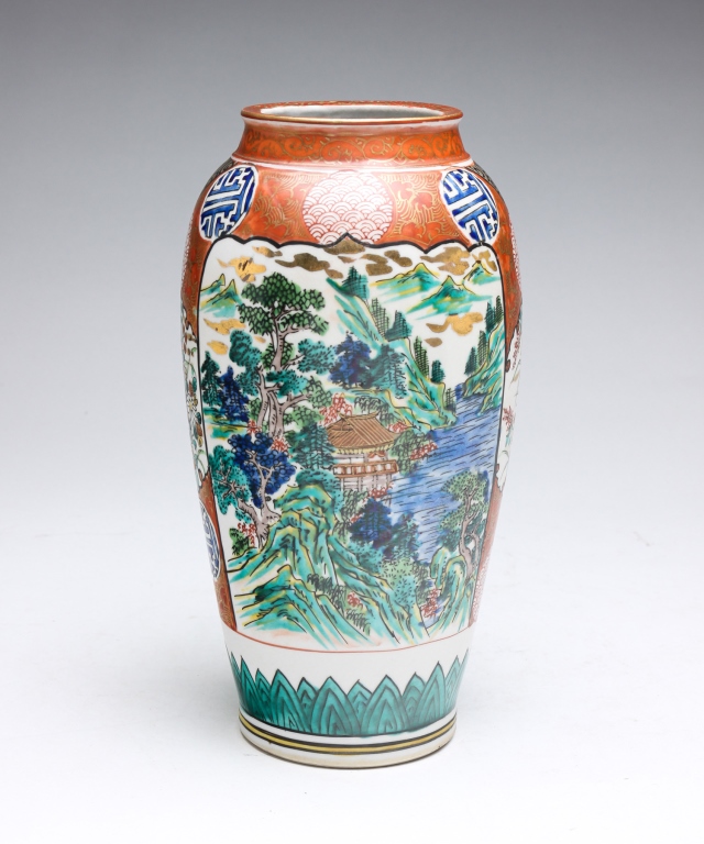 JAPANESE FUKAGAWA PORCELAIN VASE. Ca.