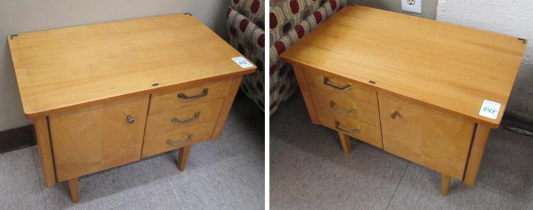 A PAIR MID CENTURY MAPLE NIGHTSTANDS  3172af