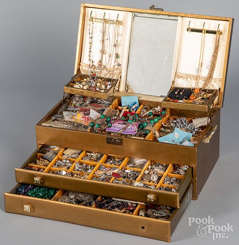 EXTENSIVE JEWELRY COLLECTIONExtensive