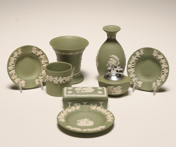 Wedgwood classically themed green 4f289