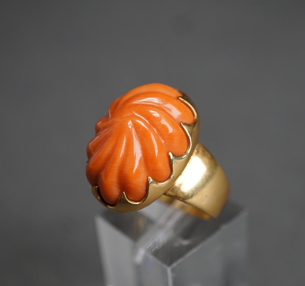18 KARAT YELLOW GOLD AND CARVED 31797c