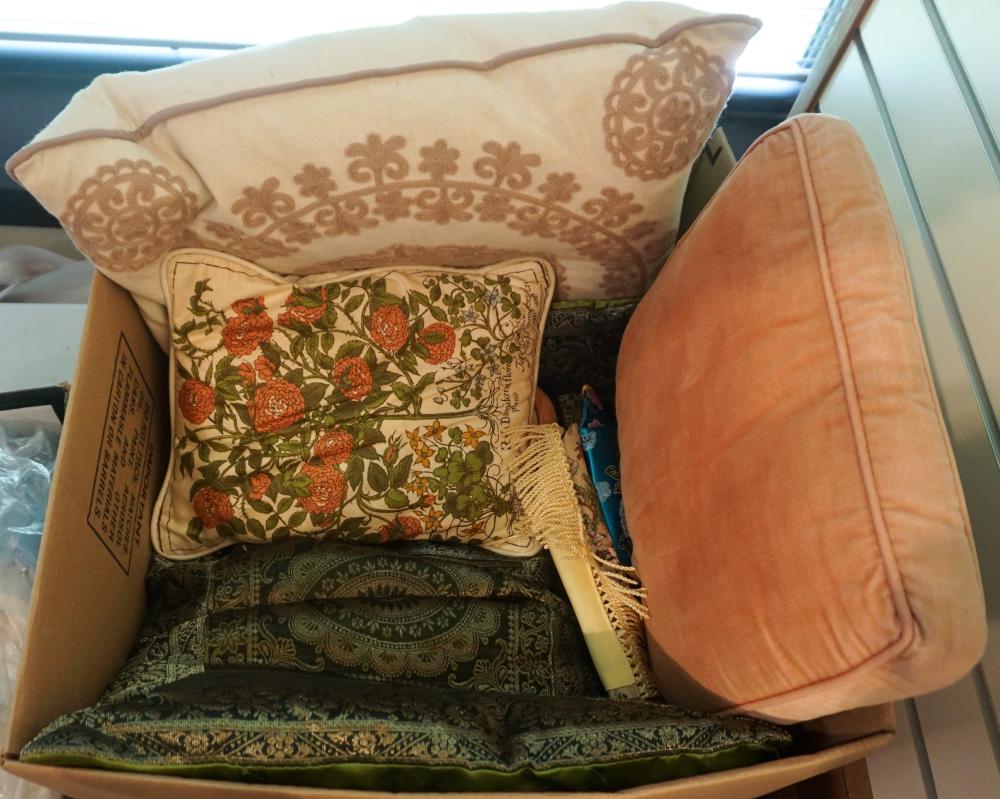 GROUP OF THROW PILLOWS AND TABLE LINENSGroup