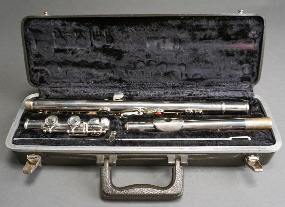 BUNDY FLUTE WITH CARRYING CASEBundy