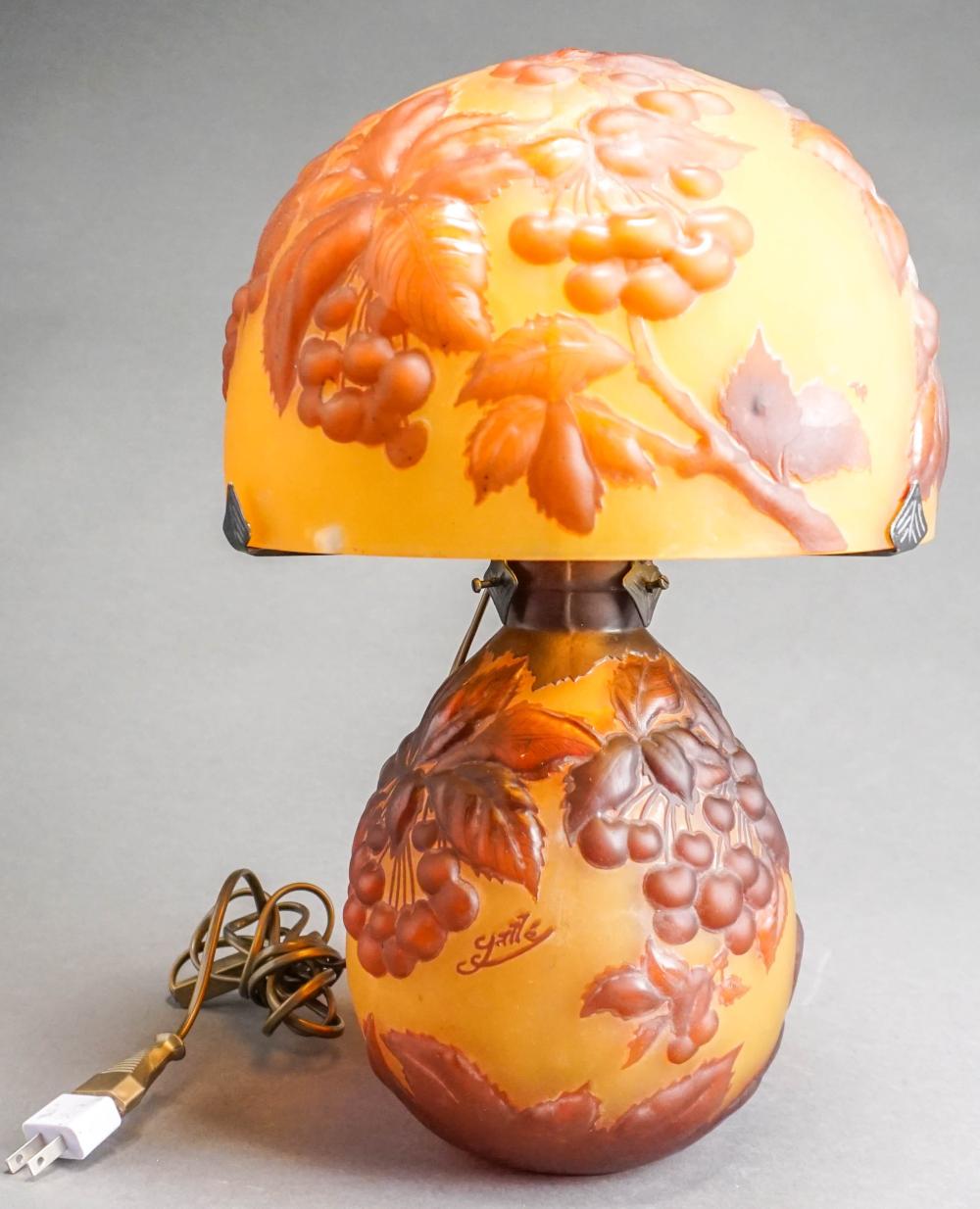 CAMEO GLASS LAMP WITH SPURIOUS 317c21