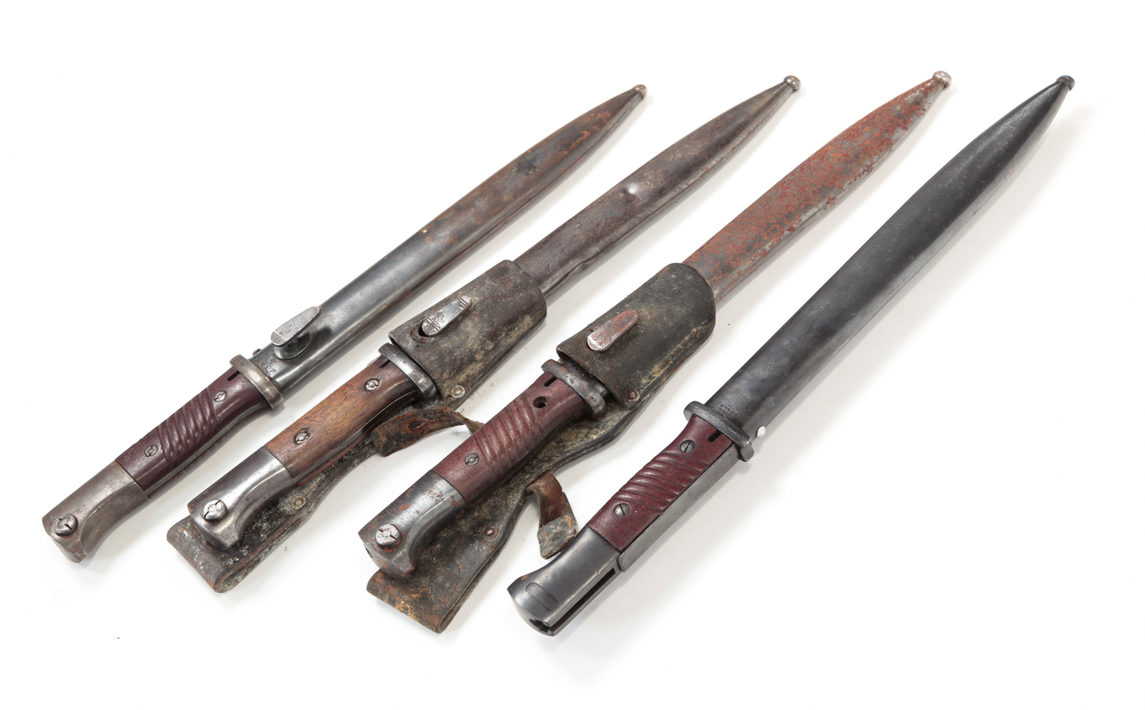 FOUR GERMAN BAYONETS WITH SCABBARDS 31a753