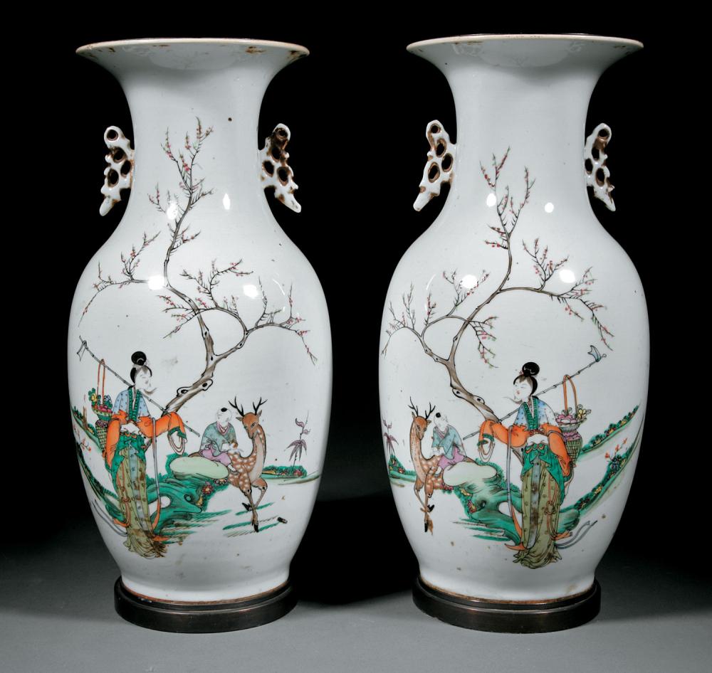 PAIR OF CHINESE FAMILLE ROSE PORCELAIN 31a946