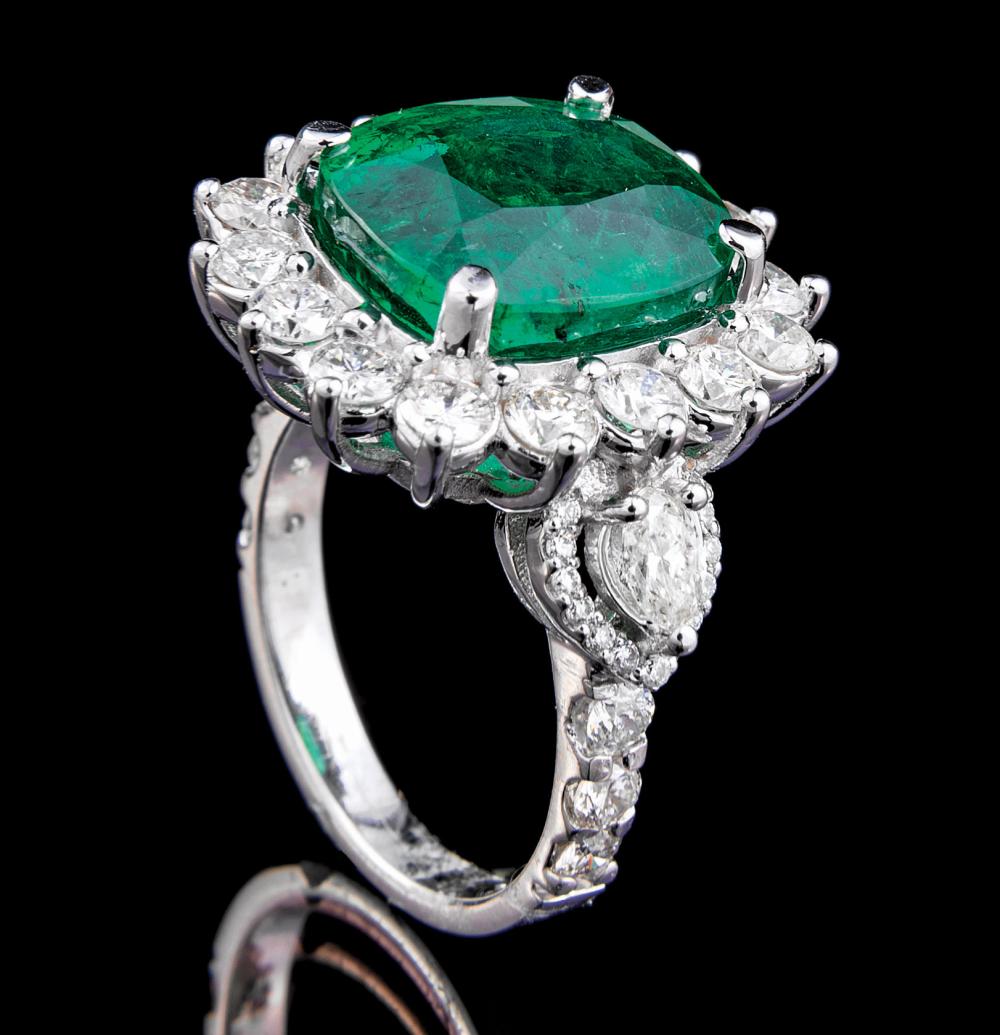 18 KT. WHITE GOLD, EMERALD AND