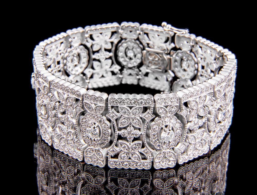 18 KT. WHITE GOLD AND DIAMOND BRACELET18