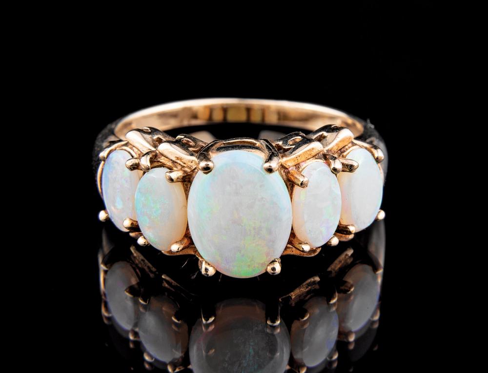 YELLOW GOLD AND OPAL RINGYellow