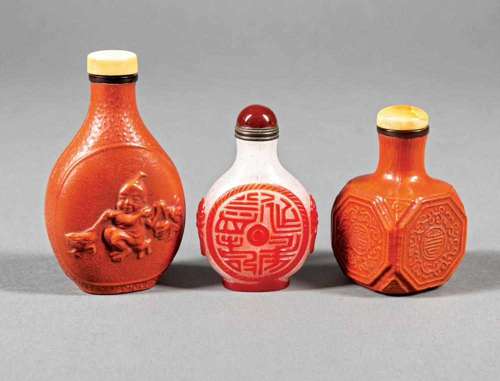 THREE CHINESE SNUFF BOTTLESThree 31aedb