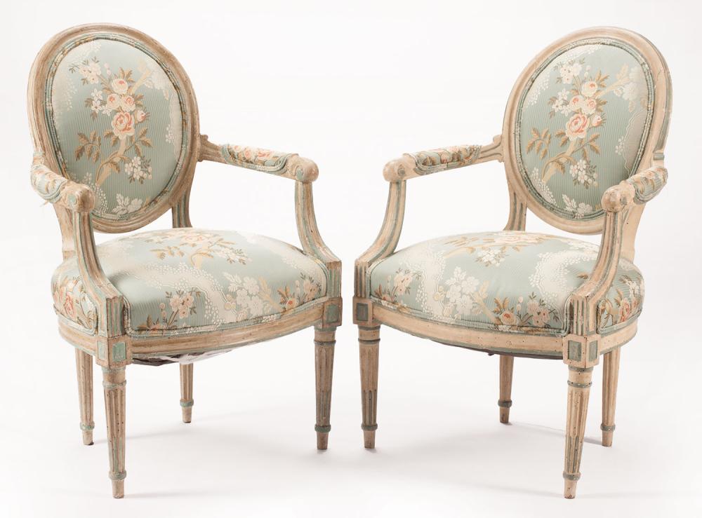 PAIR OF CARVED AND PAINTED FAUTEUILSPair 31af93