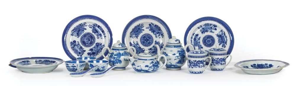 CHINESE PORCELAIN SERVING PIECESFour