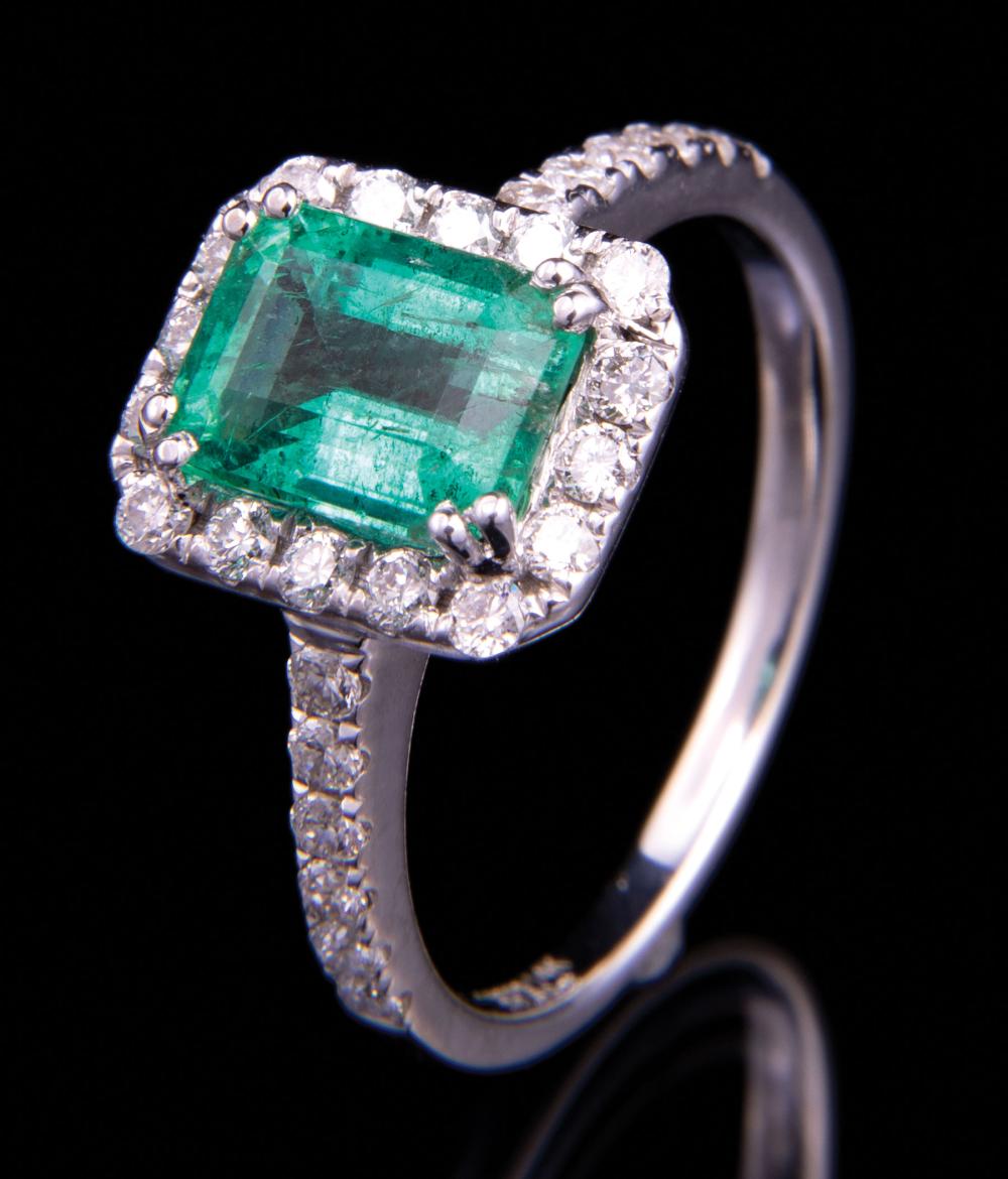 WHITE GOLD EMERALD AND DIAMOND 31b2cb