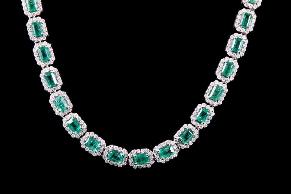 WHITE GOLD EMERALD AND DIAMOND 31b2c8