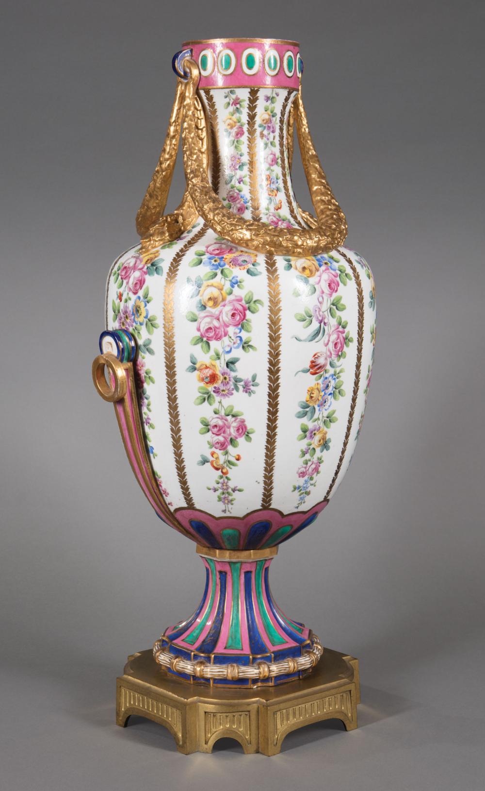 POLYCHROME AND GILT PORCELAIN URNLarge 31b2df