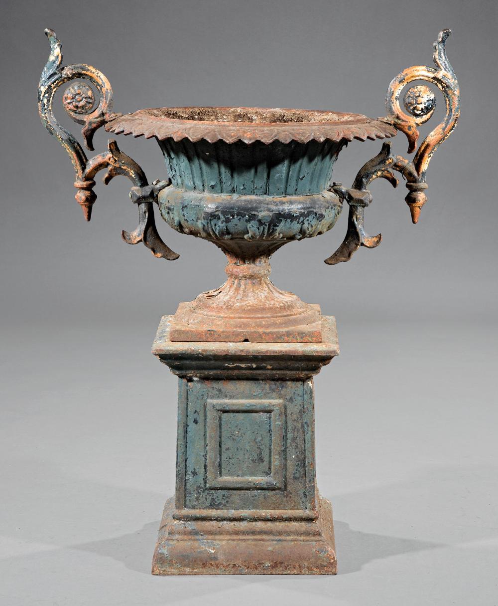 AMERICAN CAST IRON GARDEN URN ON 31b439